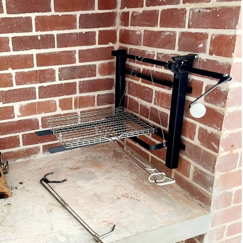 Adjustable braai stand