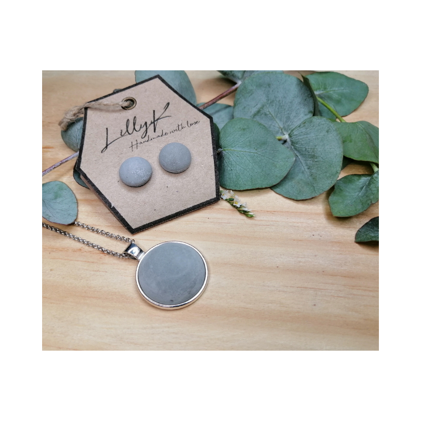 Cement circle shaped pendant necklace
